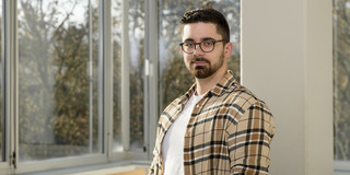 Portraitfoto von Simon Filler vor dekorativem Hintergrund