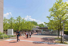 South Campus with Rudolph-Chaudoire-Pavillon and students in the summer