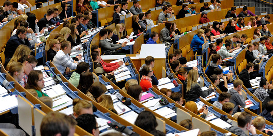 Studierende sitzen im Audimax.